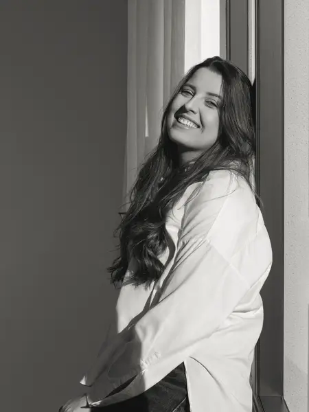 Michele Borges, fundadora da Closer Branding, com luz de janela